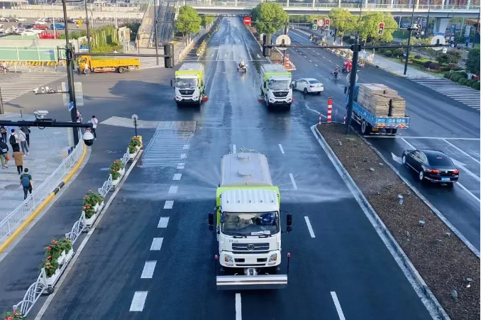 路面見本色丨盈峰環(huán)境新能源環(huán)衛(wèi)裝備服務(wù)上海進博會！